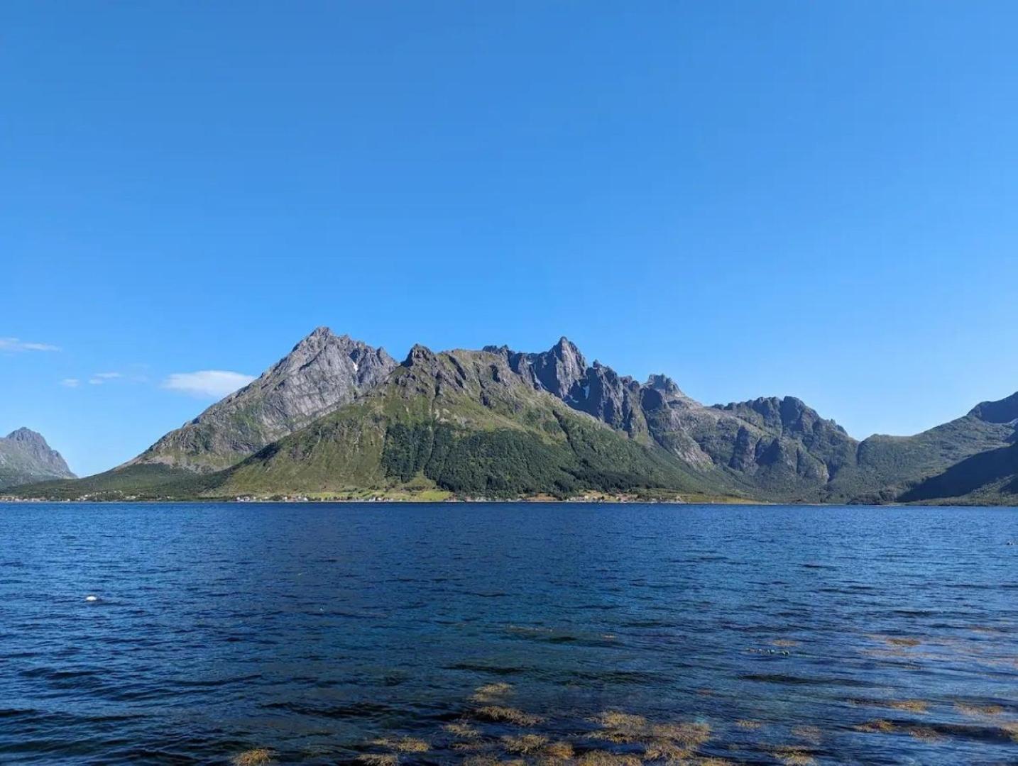 Nydelig Hytte Med Fantastisk Beliggenhet Ved Sjoen Βίλα Laupstad Εξωτερικό φωτογραφία